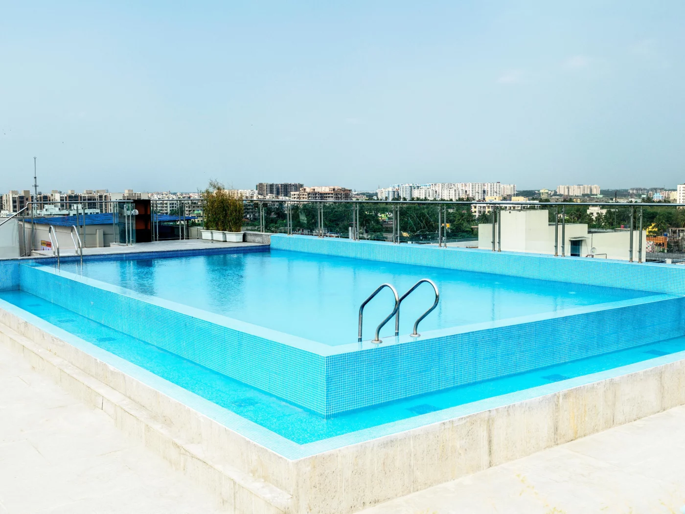Rooftop outdoor swimming pool at Holiday Inn Kolkata Airport