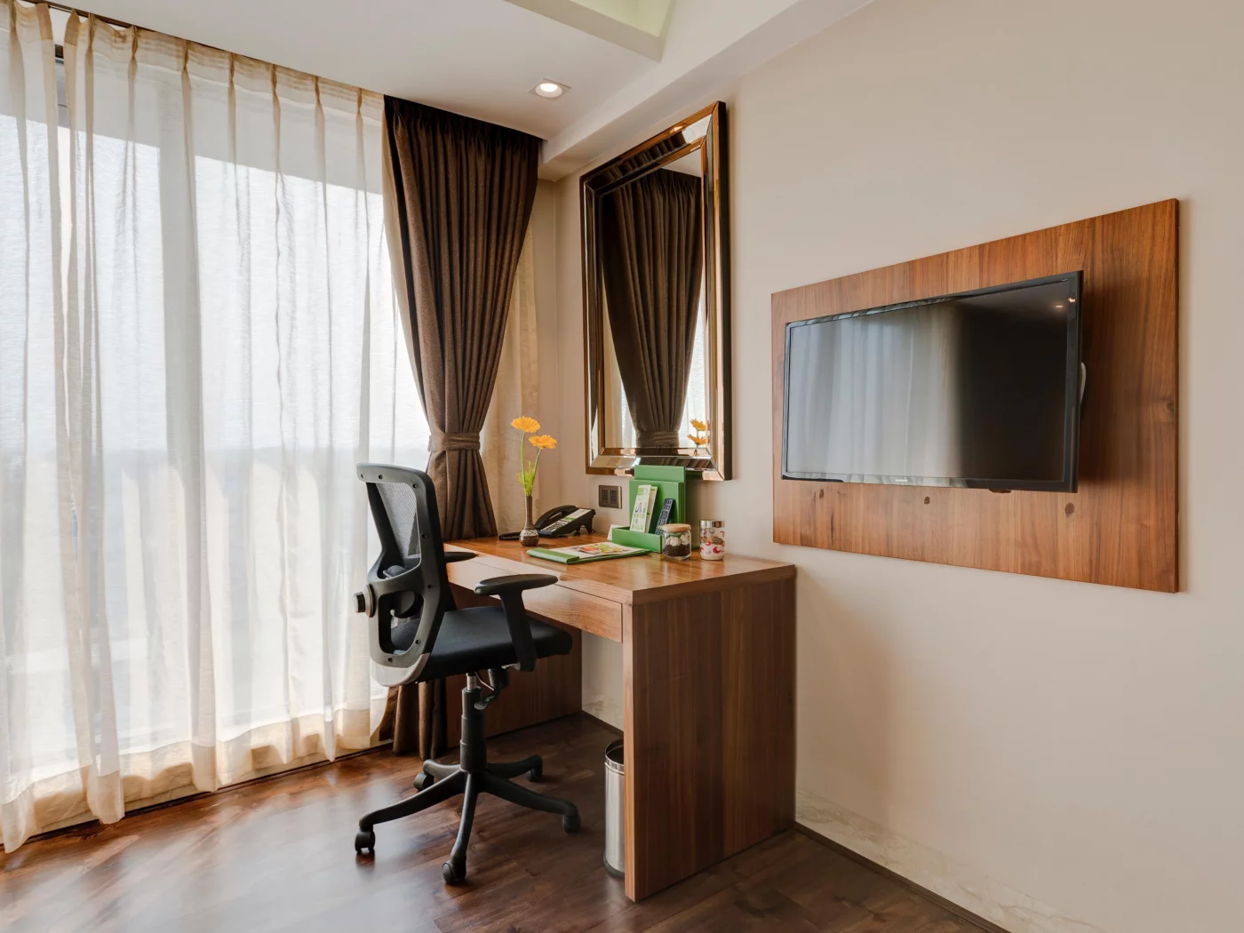 Ergonomic work desk feature